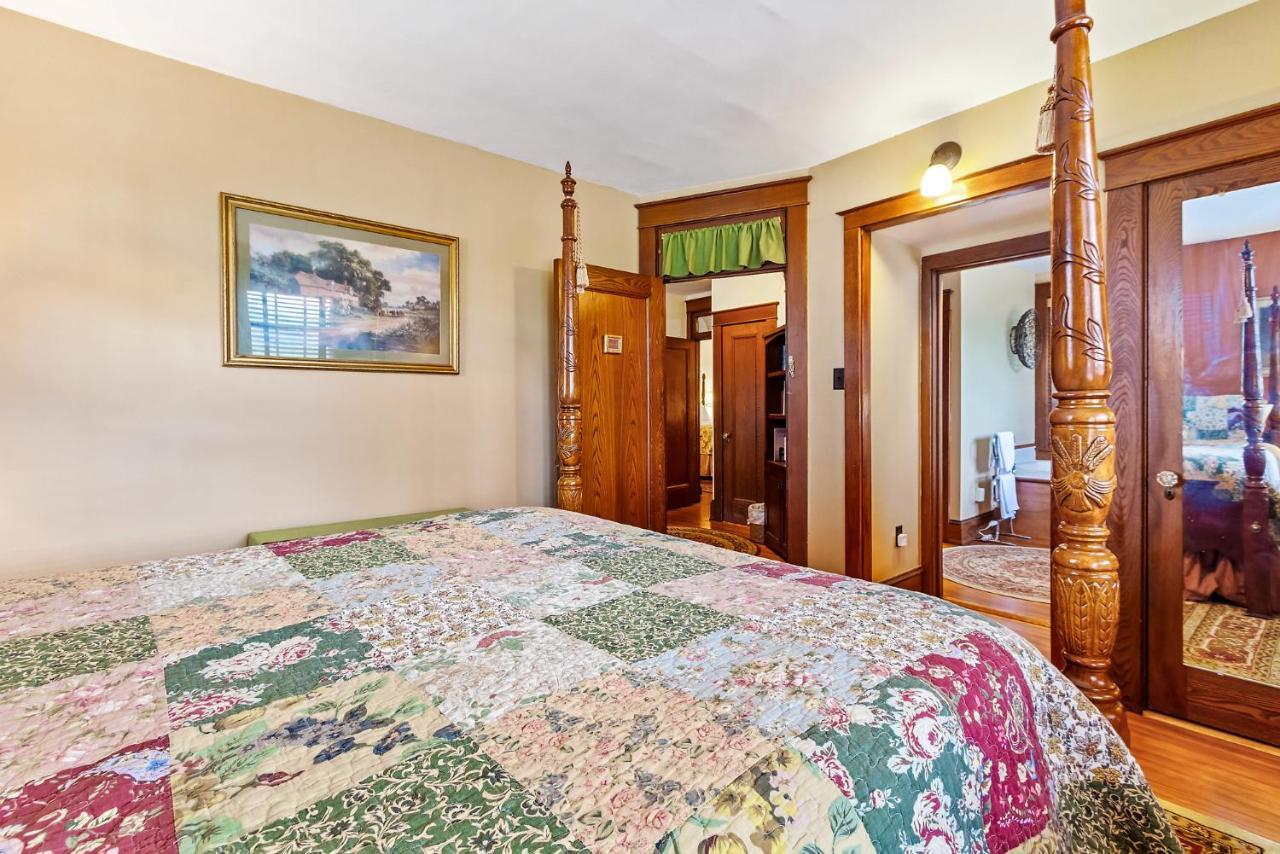 Deluxe Queen Suite