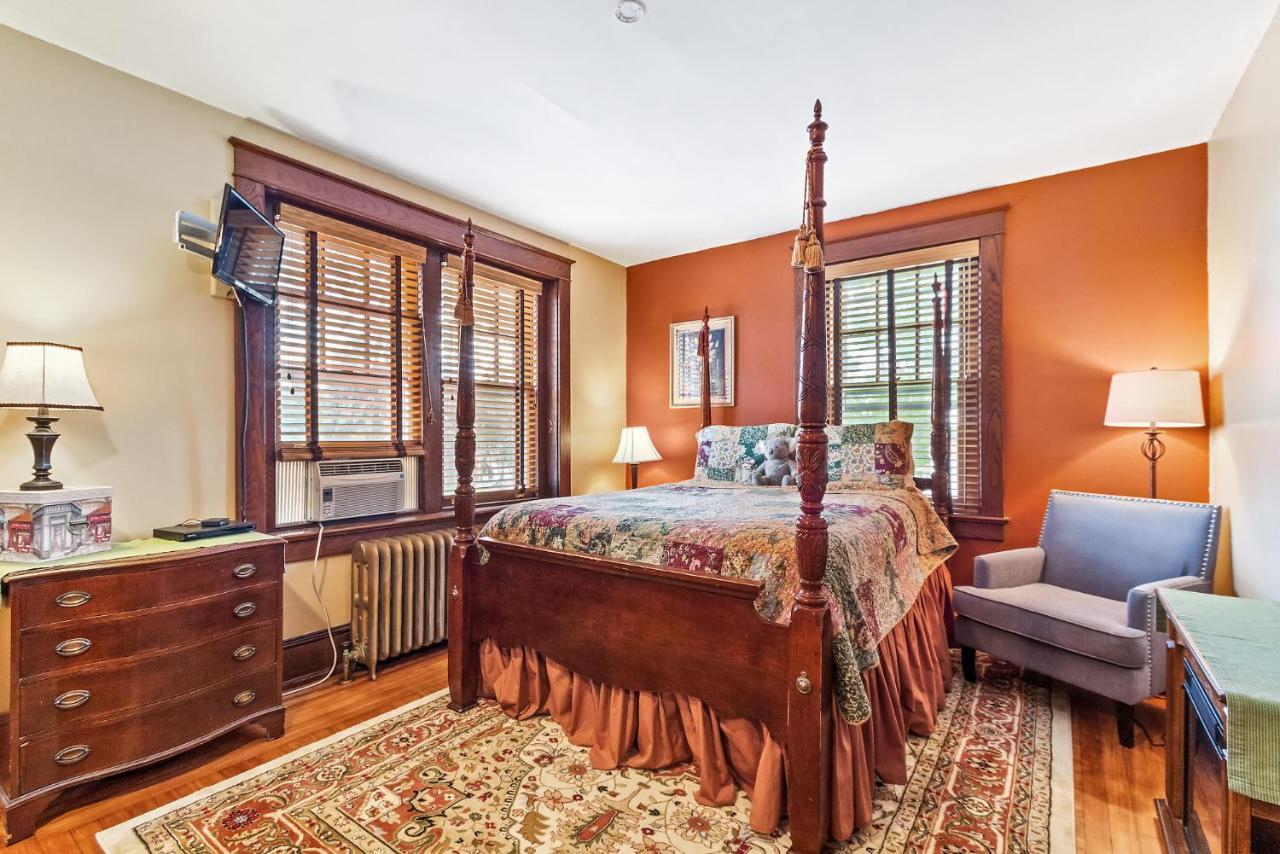 Deluxe Queen Suite