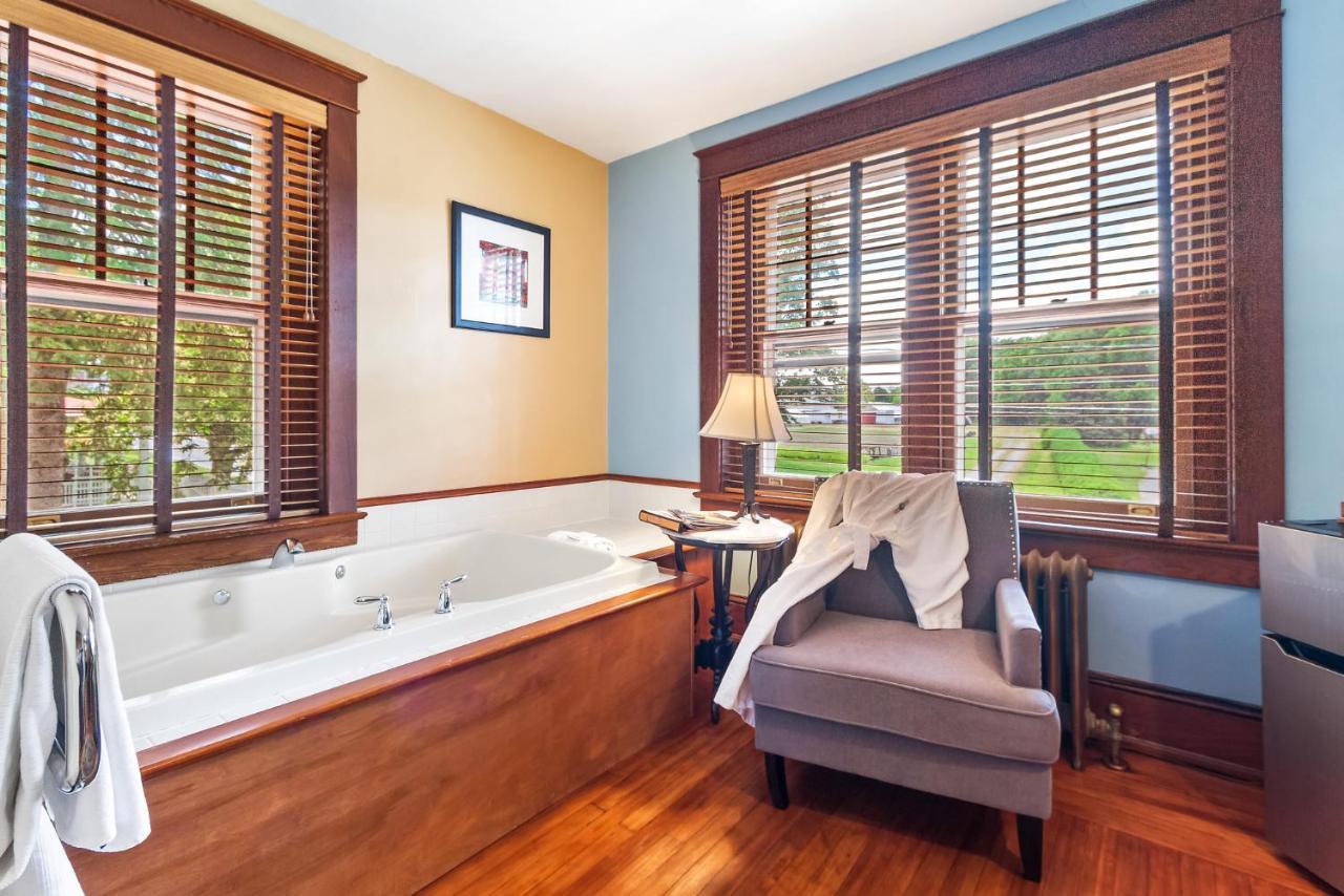 Deluxe Queen Suite