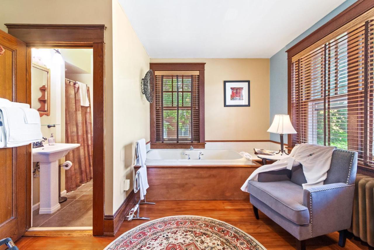 Deluxe Queen Suite