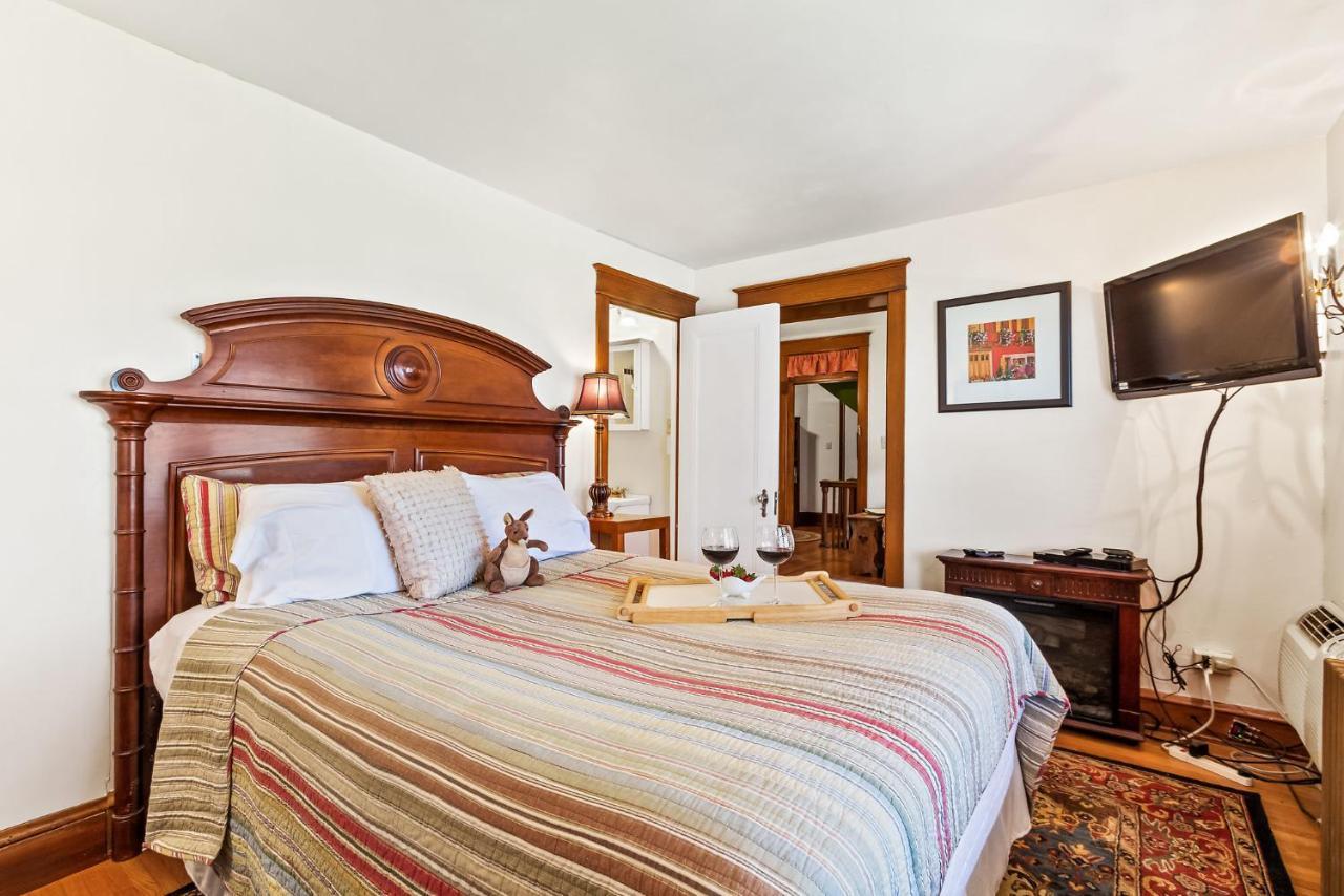 One-Bedroom Queen Suite