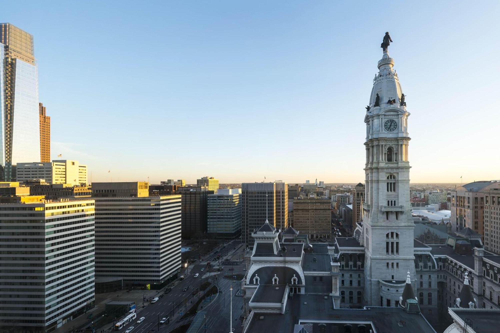 Suite, Club Lounge access, 1 Bedroom Suite, 1 King, Sofa Bed, City Hall view