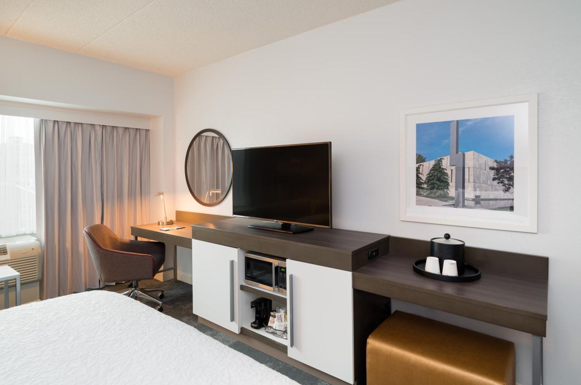 King Room with King Bed - Non-Smoking