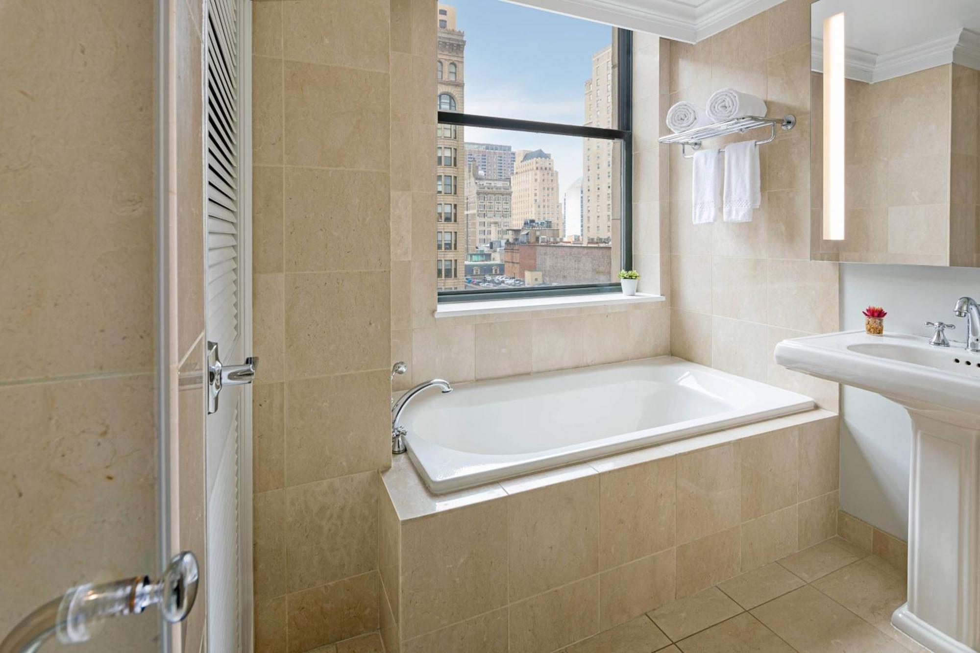 Lower Floor, 1 Bedroom Suite, 1 King