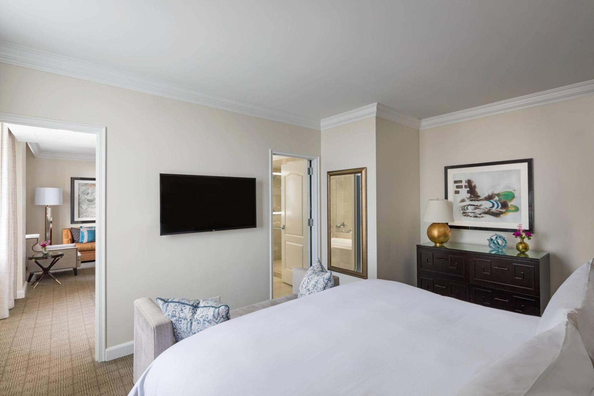 Suite Club Lounge access 1 Bedroom Suite 1 King Sofa Bed City Hall view,1526304655:JPEG
