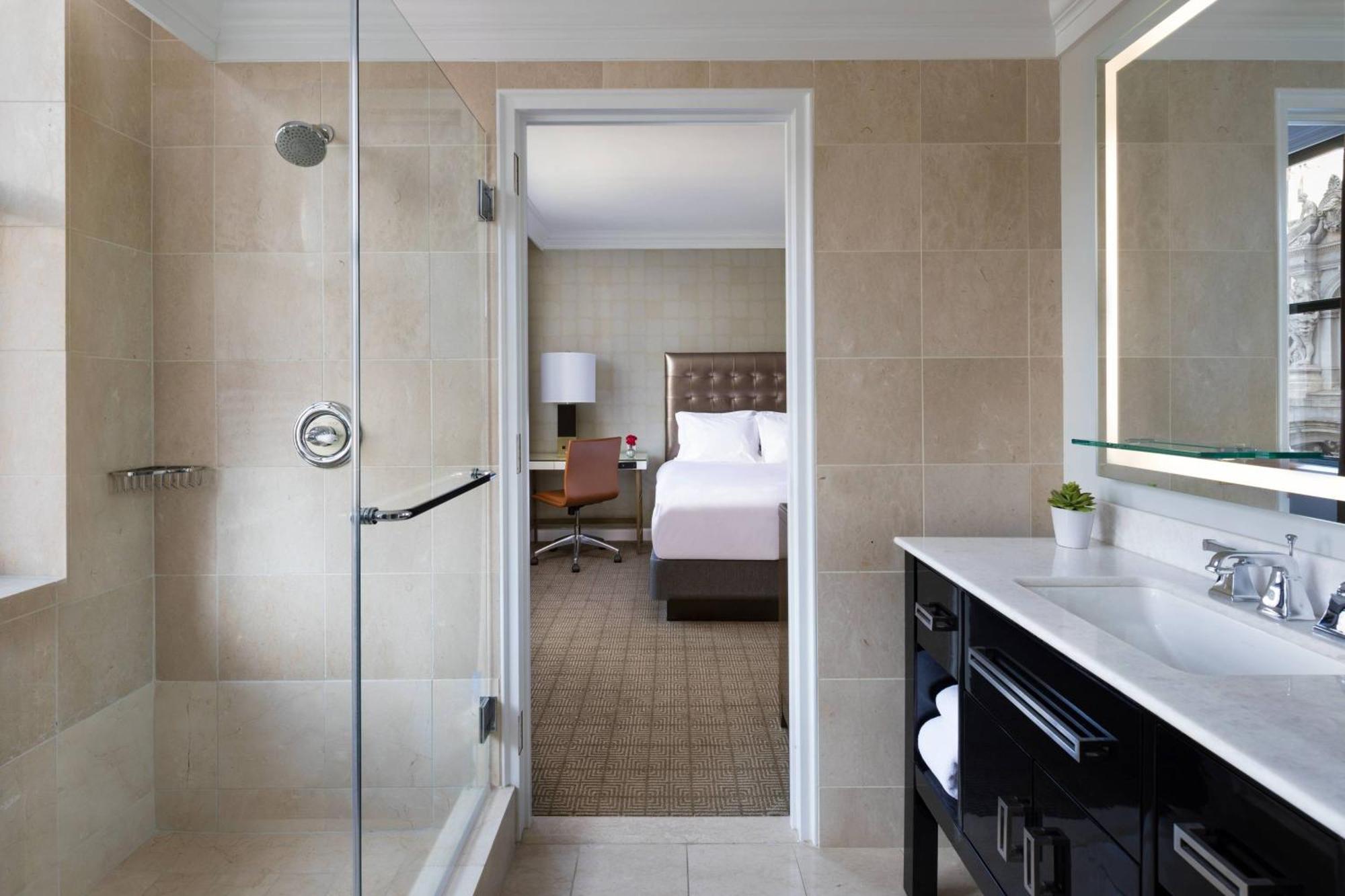 Guest room, 1 King Bed