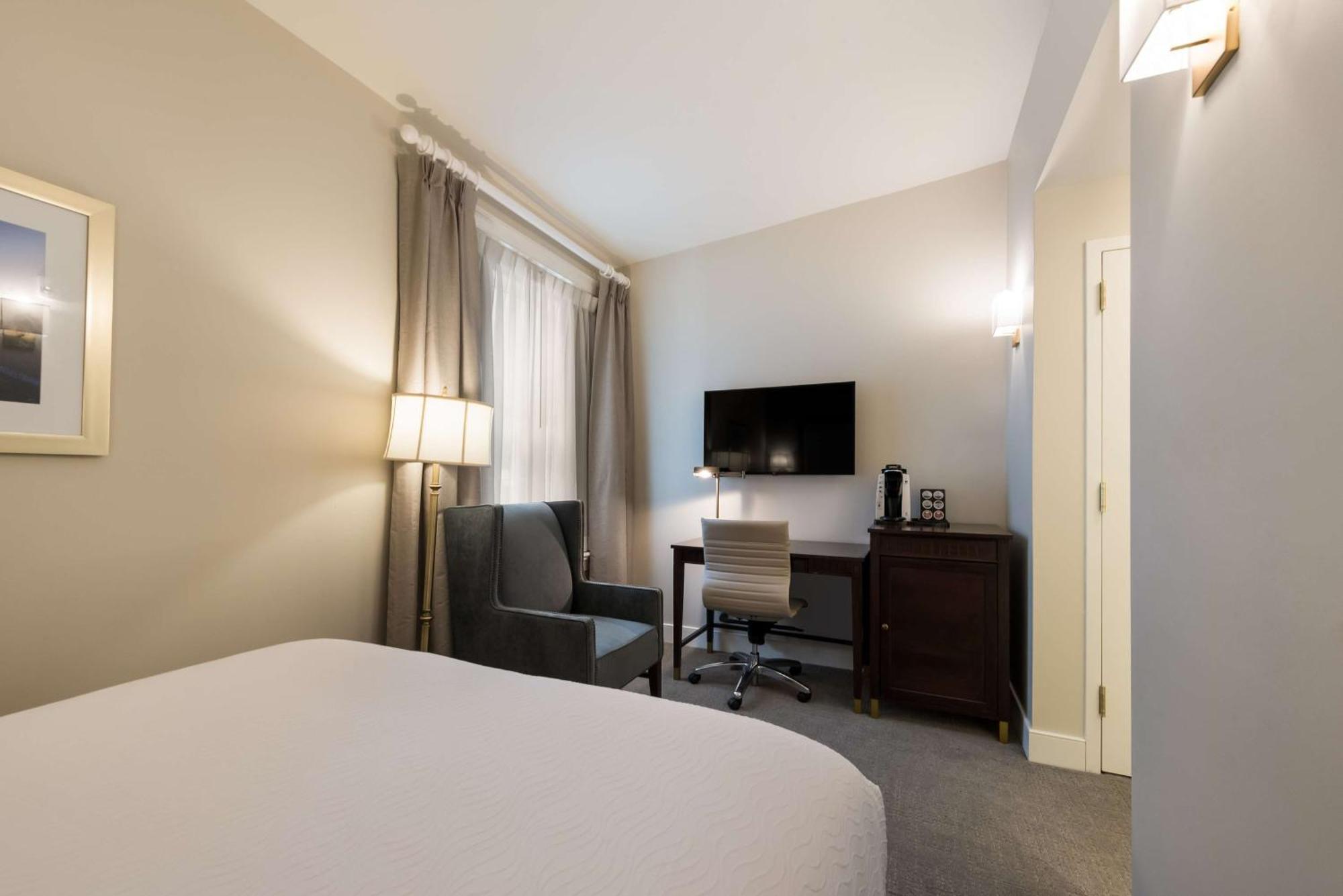 King Room with Walk-in Shower - Non-Smoking