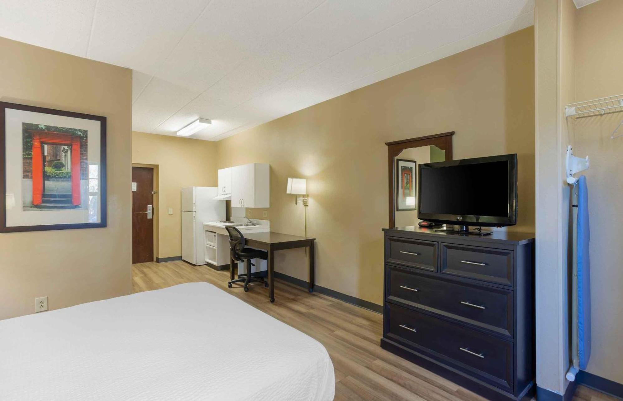 Queen studio 1 Queen Bed Disability Access or Non-Smoking