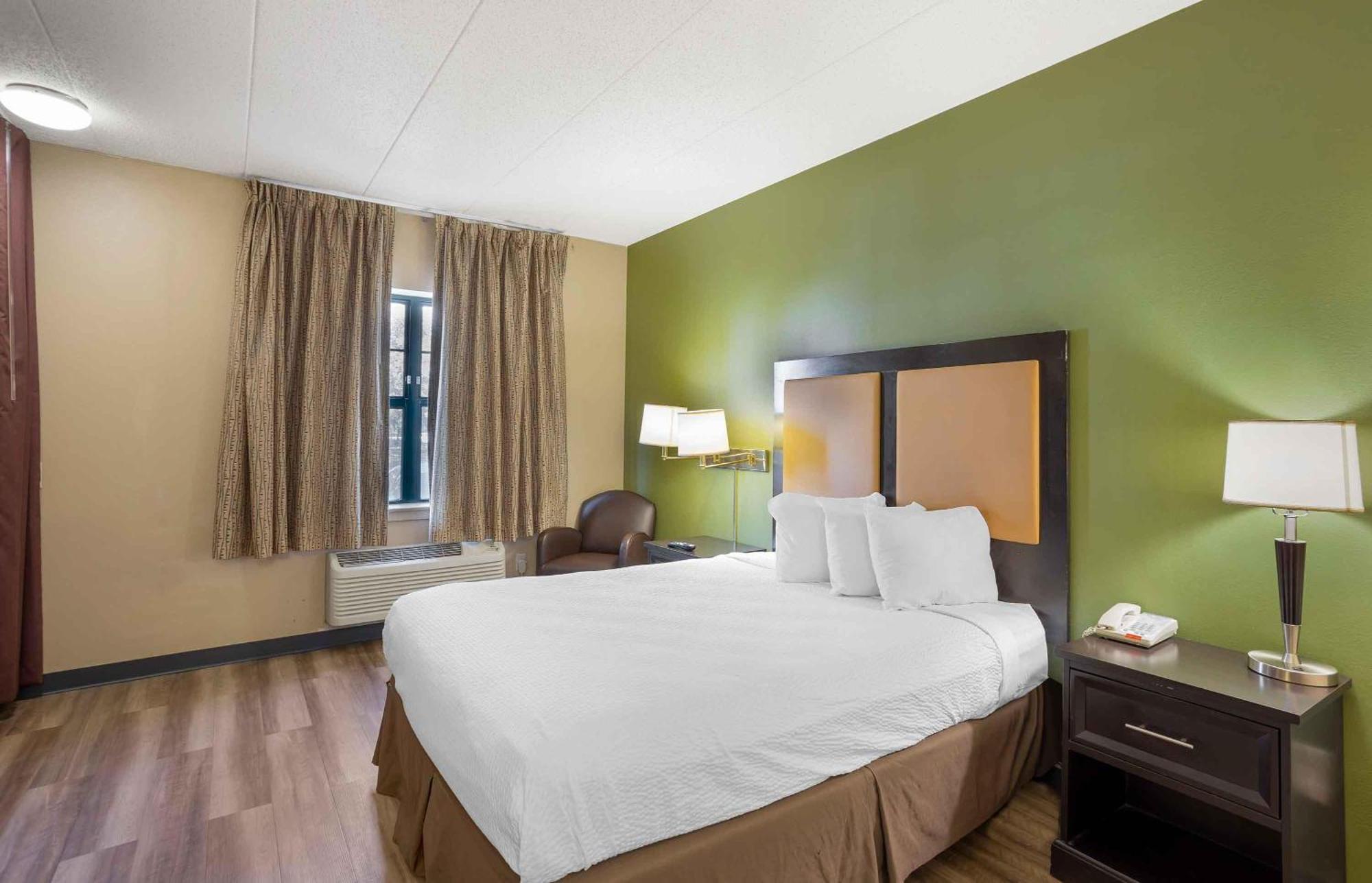Queen studio 1 Queen Bed Disability Access or Non-Smoking