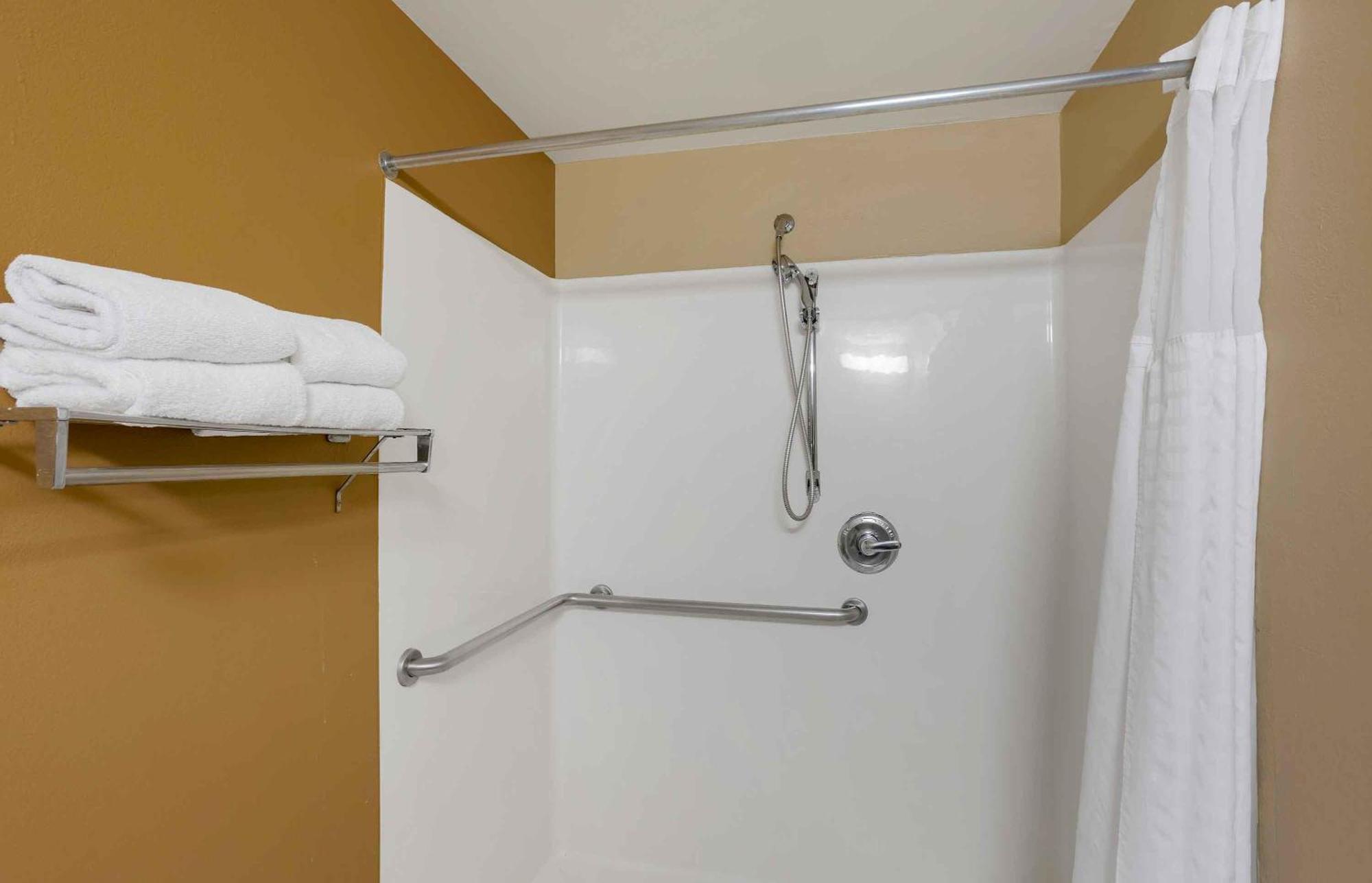 Queen studio 1 Queen Bed Disability Access or Non-Smoking