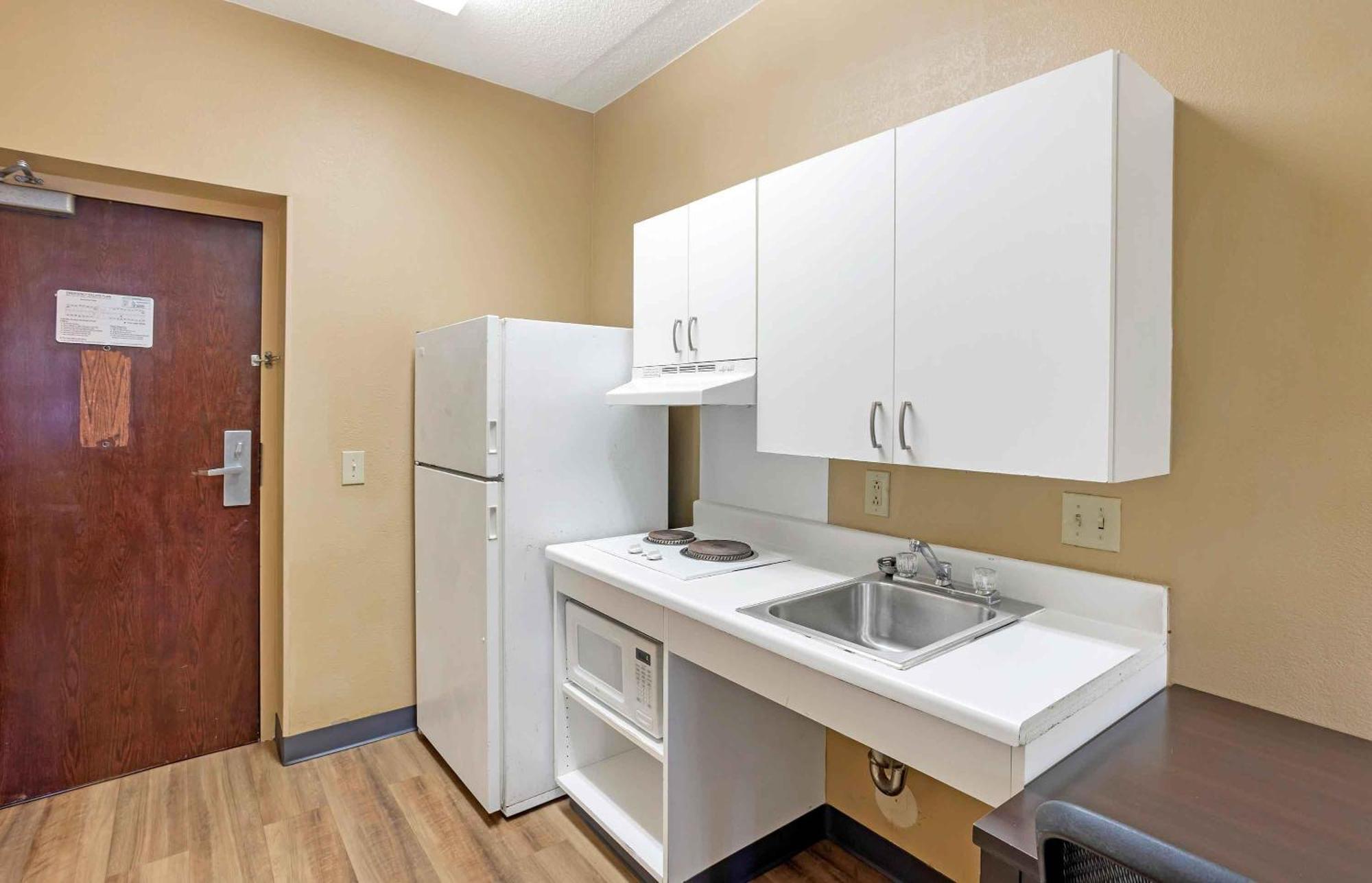 Queen studio 1 Queen Bed Disability Access or Non-Smoking
