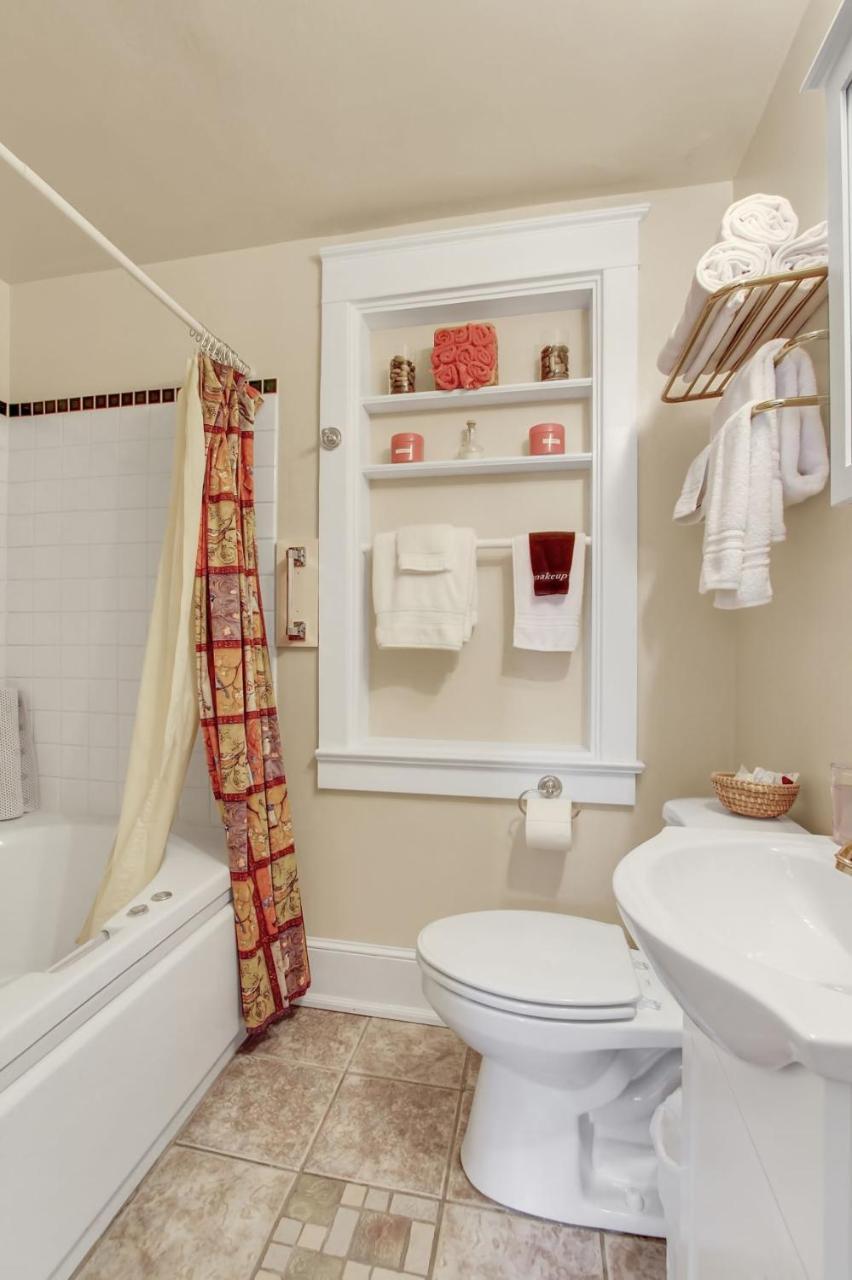 One-Bedroom Queen Suite