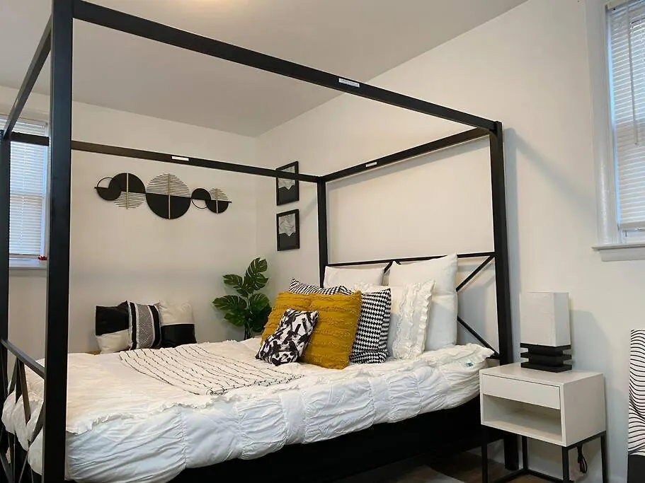 Sleek 2 Bedroom Unit With Parking Plus Car Rental!-1