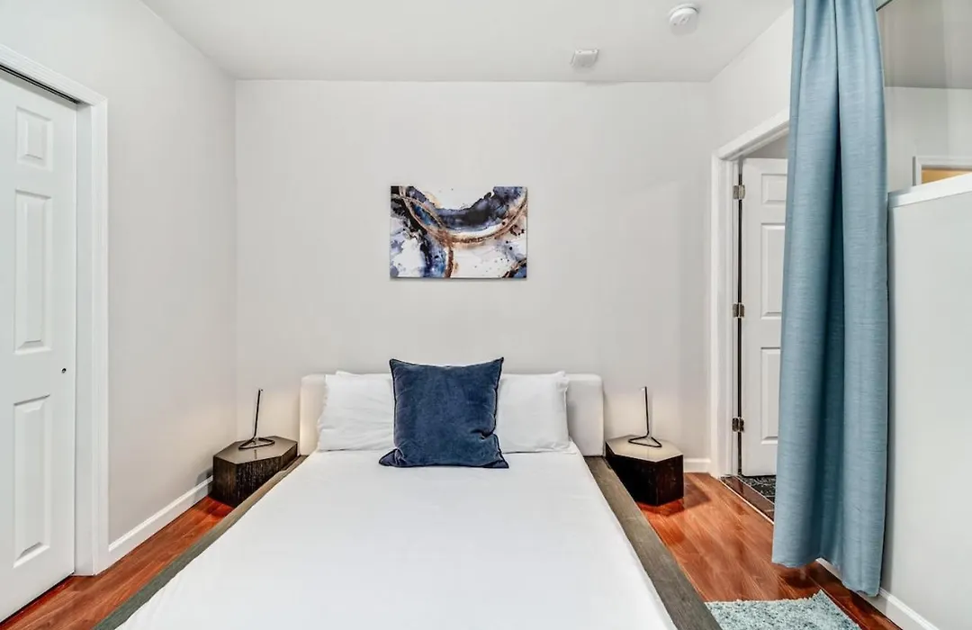 Cozy 1Bd Steps Away From Convention Center-1