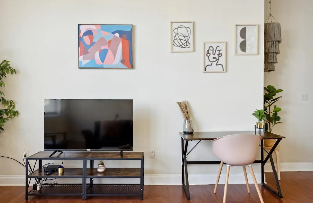 Sleeps 4! 2Br, Gym, Paid Parking, Close To Major Attractions-1