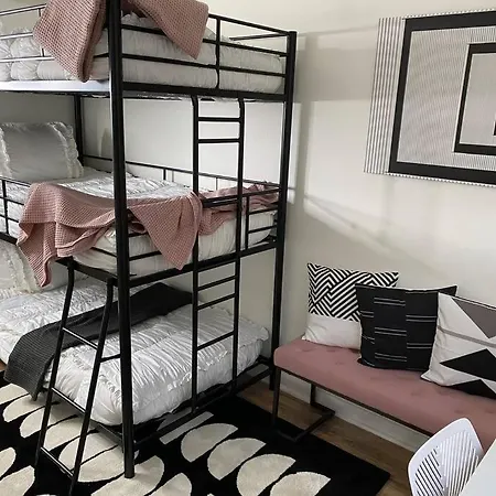 Sleek 2 Bedroom Unit With Parking Plus Car Rental!-3