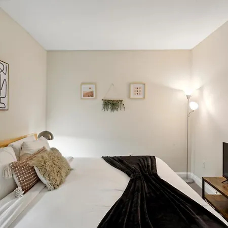 Sleeps 4! 2Br, Gym, Paid Parking, Close To Major Attractions-2