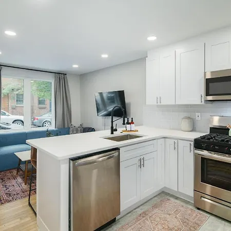 2Br In Heart Of Queen Village - Walk To Everything!-3