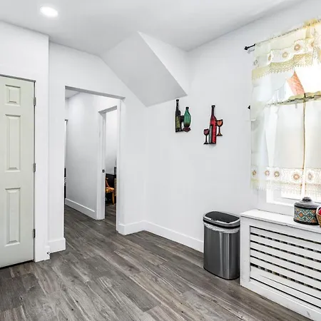 Stunning Tacony 2Bd - Private Parking-2