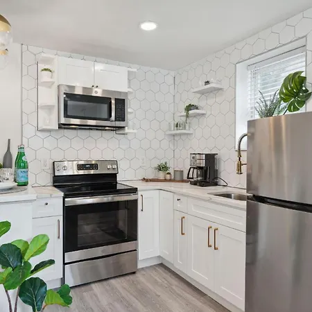 Luxurious 2Bd, Fireplace, Family Friendly, Central-3