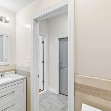 Newly Renovated Guest Rooms Near Transportation-3
