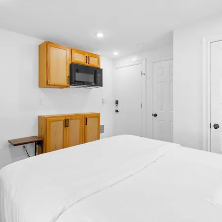 Saint Joes Comfortable And Chic Suites-3